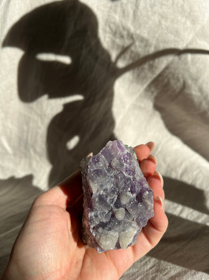 Ein natürlicher Amethyst 300g mit zuckerartigen Kristall Ablagerungen, einzigartig, natürliches Unikat 
