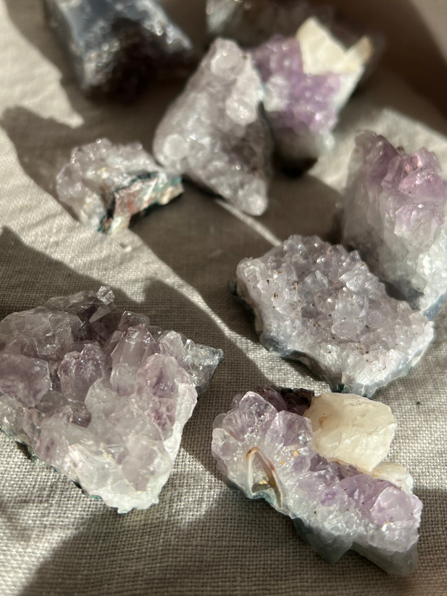 Kleine naturbelassende Amethyst Drusenstücke in verschiedenen Formen 
