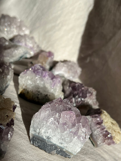 Verschiedene einzigartige Amethyst Drusen Stücke naturbelassen mit interessanten ablagerungen und einschlüssen