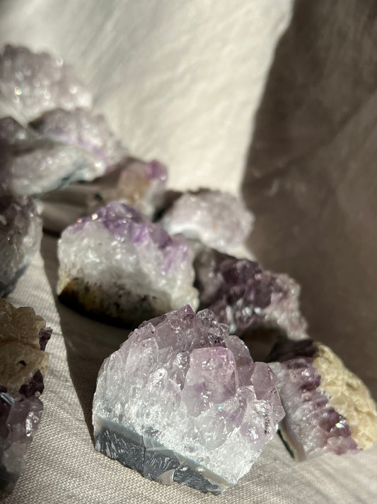Verschiedene einzigartige Amethyst Drusen Stücke naturbelassen mit interessanten ablagerungen und einschlüssen