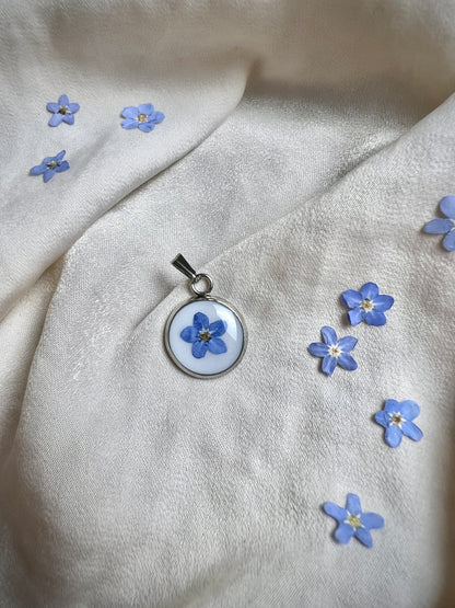 Ein Edelstahl Anhänger in 14mm, weißer Hintergrund und echtes blaues Vergiss mein Nicht aus Omas Garten, Erinnerungsstück 