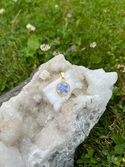 Ein vergoldeter Anhänger in 14mm, weißer Hintergrund und echtes blaues Vergiss mein Nicht aus Omas Garten, Erinnerungsstück,blütenschmuck aus der natur 