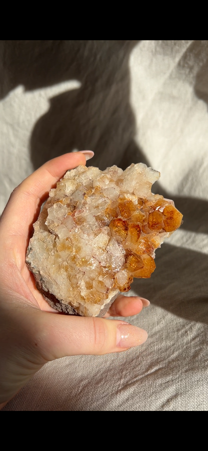 Citrin Drusenstück gebrannter rohstein naturstein in gelben warmen farben 