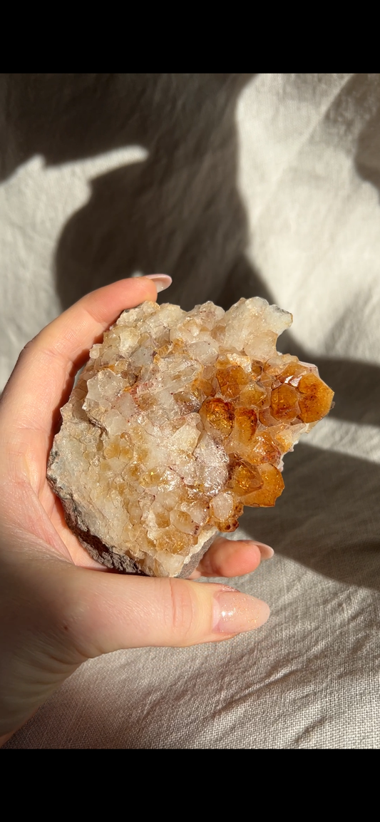 Citrin Drusenstück gebrannter rohstein naturstein in gelben warmen farben 