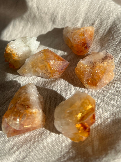 Ein Drusenstück eines gebrannten Citrin Naturstein 50g kleine Kristall Spitzen Stücke in warmen Farben 