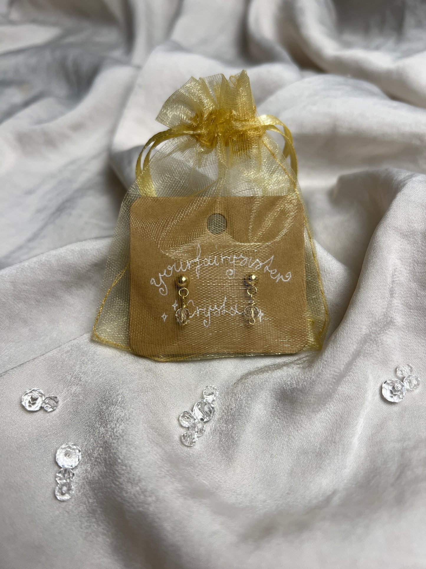 Die Crysta Ohrring Stecker mit echten Bergkristallperlen in einer liebevollen Verpackung eignen sich gut als Geschenk mit Bedeutung 