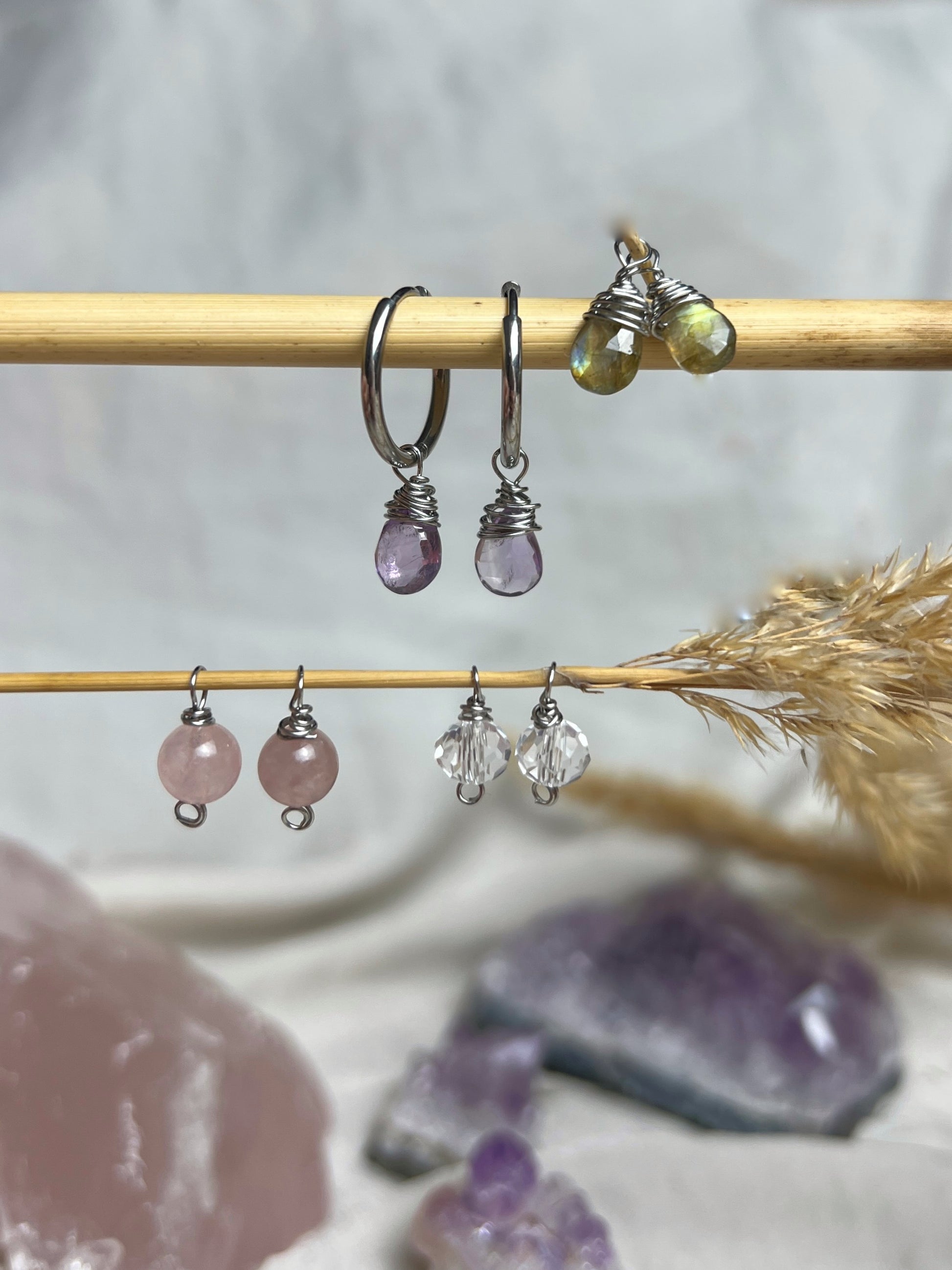 Ein Creolen Ohrringe Set in Edelstahl und echten Drahtumwickelten Edelsteinperlen aus Bergkristall,Rosenquarz,Amethyst und Labradorit als austauschbare Creolen Anhänger