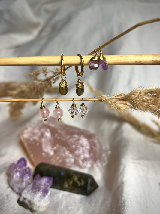 Ein Creolen Ohrringe Set in vergoldetem Edelstahl und echten Drahtumwickelten Edelsteinperlen aus Bergkristall,Rosenquarz,Amethyst und Labradorit als austauschbare Creolen Anhänger
