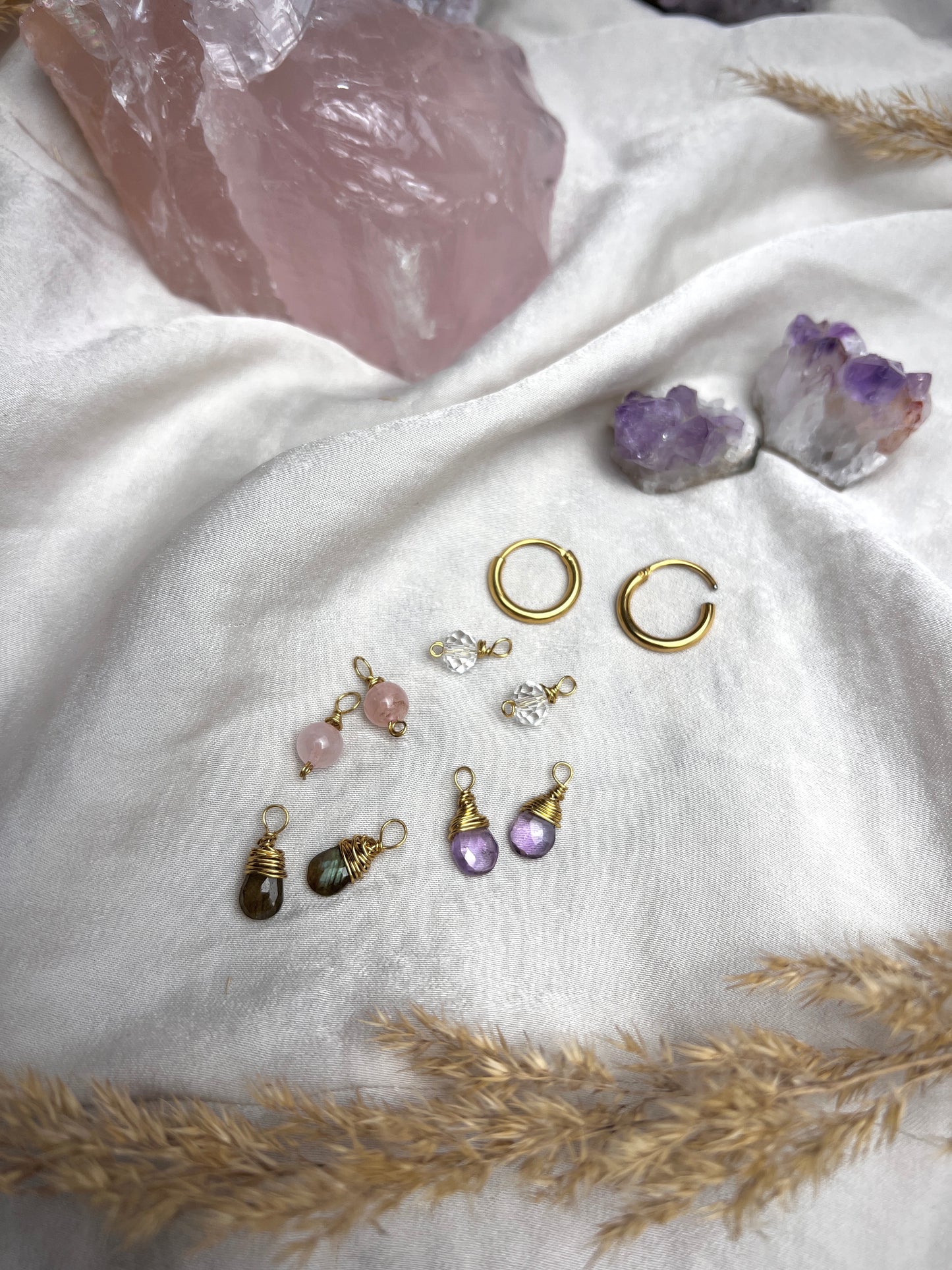 Ein Creolen Ohrringe Set vergoldet und echten Drahtumwickelten Edelsteinperlen aus Bergkristall,Rosenquarz,Amethyst und Labradorit als austauschbare Creolen Anhänger