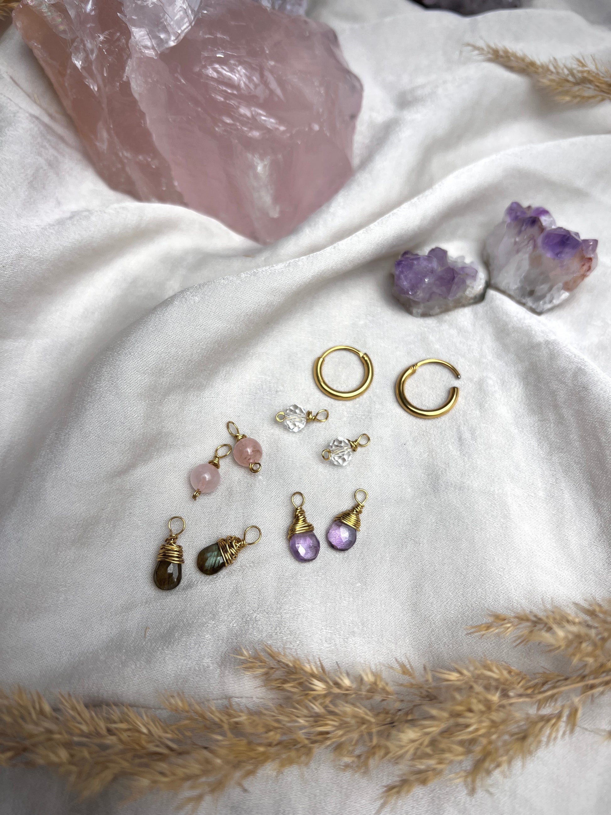 Ein Creolen Ohrringe Set vergoldet und echten Drahtumwickelten Edelsteinperlen aus Bergkristall,Rosenquarz,Amethyst und Labradorit als austauschbare Creolen Anhänger