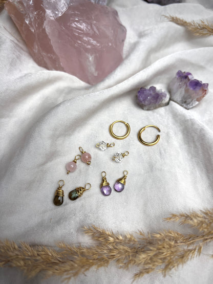 Ein Creolen Ohrringe Set vergoldet und echten Drahtumwickelten Edelsteinperlen aus Bergkristall,Rosenquarz,Amethyst und Labradorit als austauschbare Creolen Anhänger