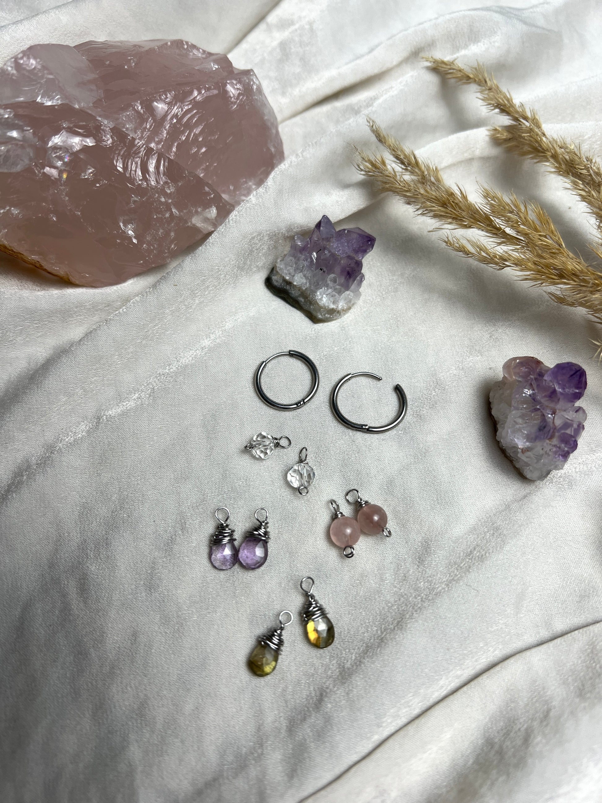 Ein Creolen Ohrringe Set vergoldet und echten Drahtumwickelten Edelsteinperlen aus Bergkristall,Rosenquarz,Amethyst und Labradorit als austauschbare Creolen Anhänger