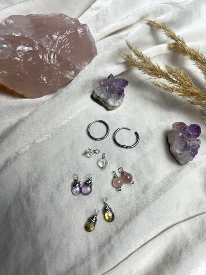 Ein Creolen Ohrringe Set vergoldet und echten Drahtumwickelten Edelsteinperlen aus Bergkristall,Rosenquarz,Amethyst und Labradorit als austauschbare Creolen Anhänger