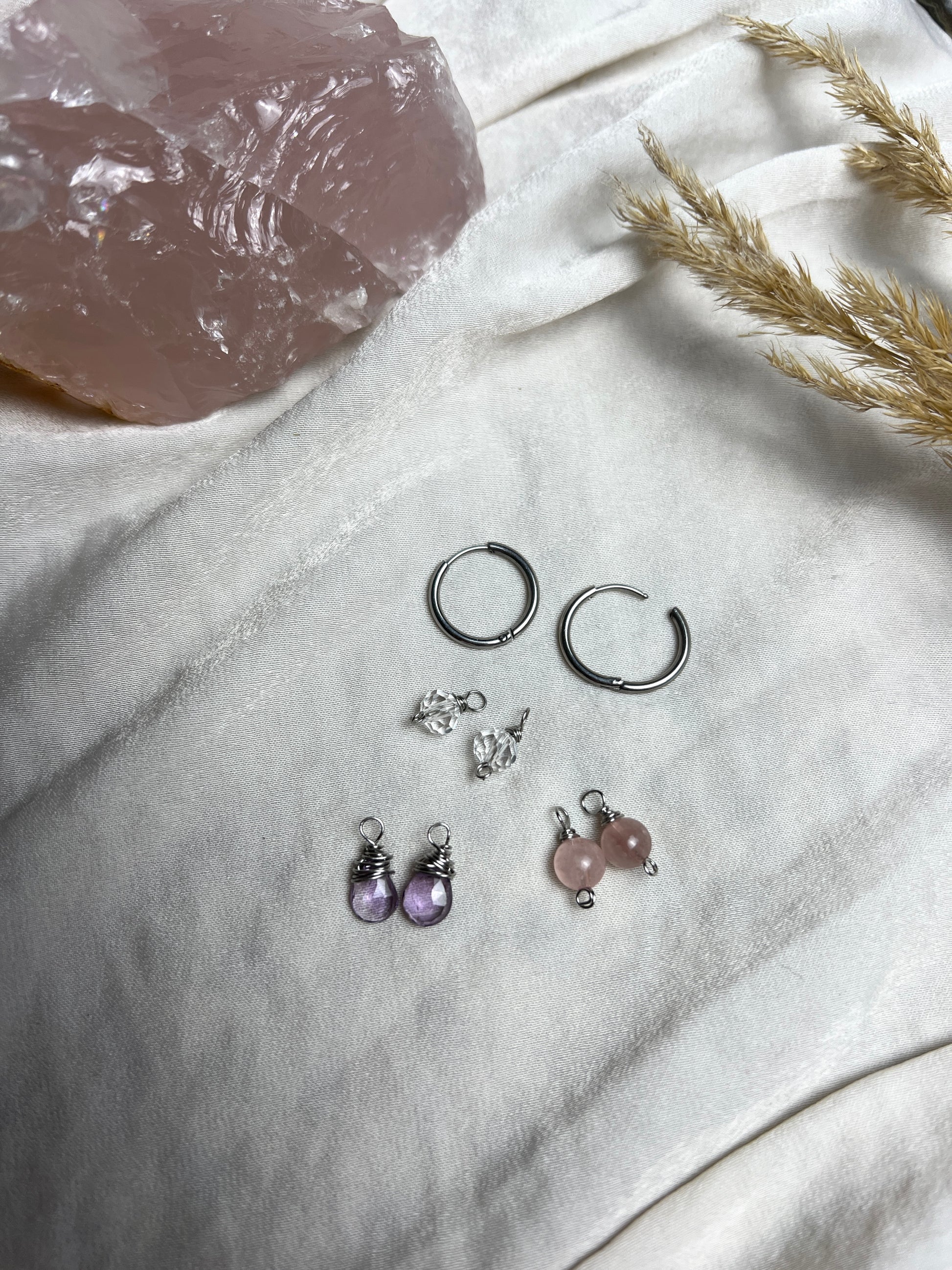 Ein Creolen Ohrringe Set aus Edelstahl und echten Drahtumwickelten Edelsteinperlen aus Bergkristall,Amethyst und Rosenquarz als austauschbare Creolen Anhänger