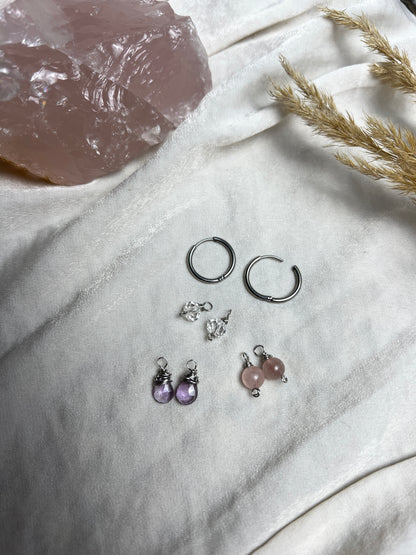 Ein Creolen Ohrringe Set aus Edelstahl und echten Drahtumwickelten Edelsteinperlen aus Bergkristall,Amethyst und Rosenquarz als austauschbare Creolen Anhänger