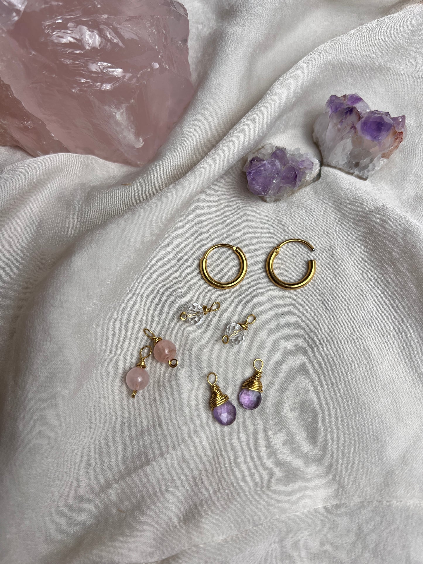 Ein Creolen Ohrringe Set aus vergoldetem Edelstahl und echten Drahtumwickelten Edelsteinperlen aus Bergkristall,Amethyst und Rosenquarz als austauschbare Creolen Anhänger