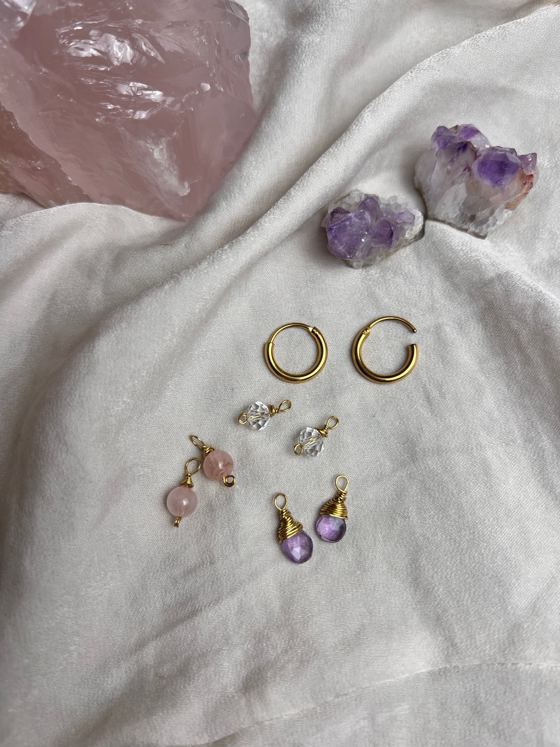 Ein Creolen Ohrringe Set aus vergoldetem Edelstahl und echten Drahtumwickelten Edelsteinperlen aus Bergkristall,Amethyst und Rosenquarz als austauschbare Creolen Anhänger