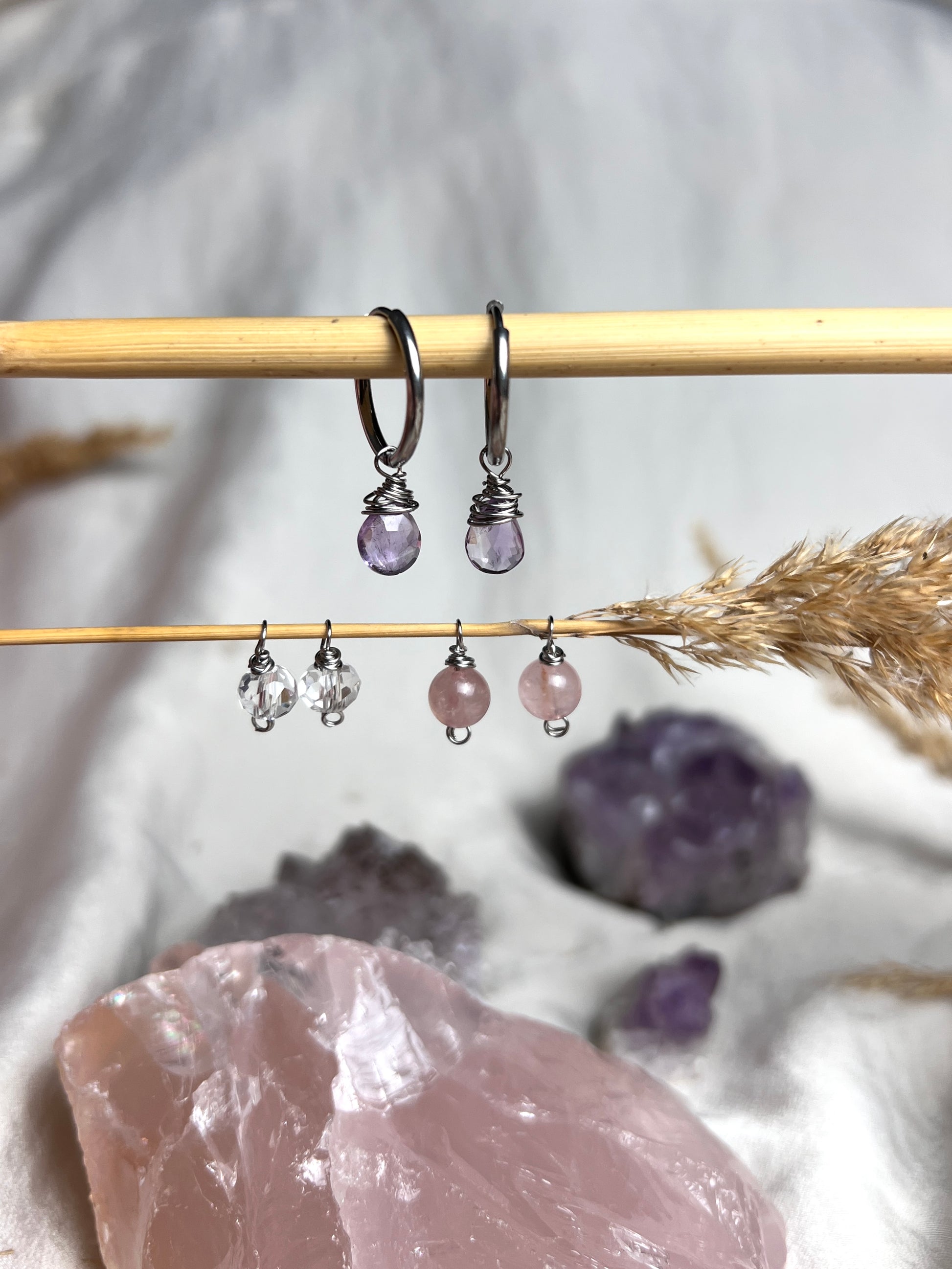 Ein Creolen Ohrringe Set in Edelstahl und echten Drahtumwickelten Edelsteinperlen aus Bergkristall,Amethyst und Rosenquarz als austauschbare Creolen Anhänger