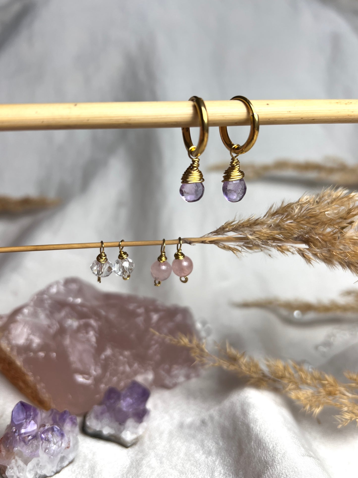 Ein Creolen Ohrringe Set in vergoldetem Edelstahl und echten Drahtumwickelten Edelsteinperlen aus Bergkristall,Amethyst und Rosenquarz als austauschbare Creolen Anhänger
