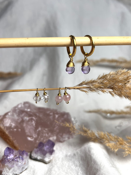 Ein Creolen Ohrringe Set in vergoldetem Edelstahl und echten Drahtumwickelten Edelsteinperlen aus Bergkristall,Amethyst und Rosenquarz als austauschbare Creolen Anhänger