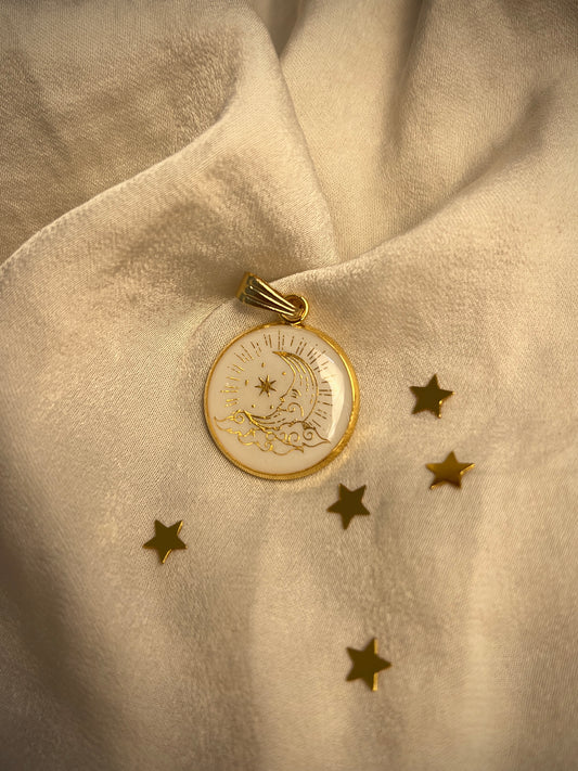 Ein 20mm Anhänger aus vergoldetem Edelstahl, weißem Hintergrund und einem goldenen Celestial Mond als Symbol der im Licht schimmert  