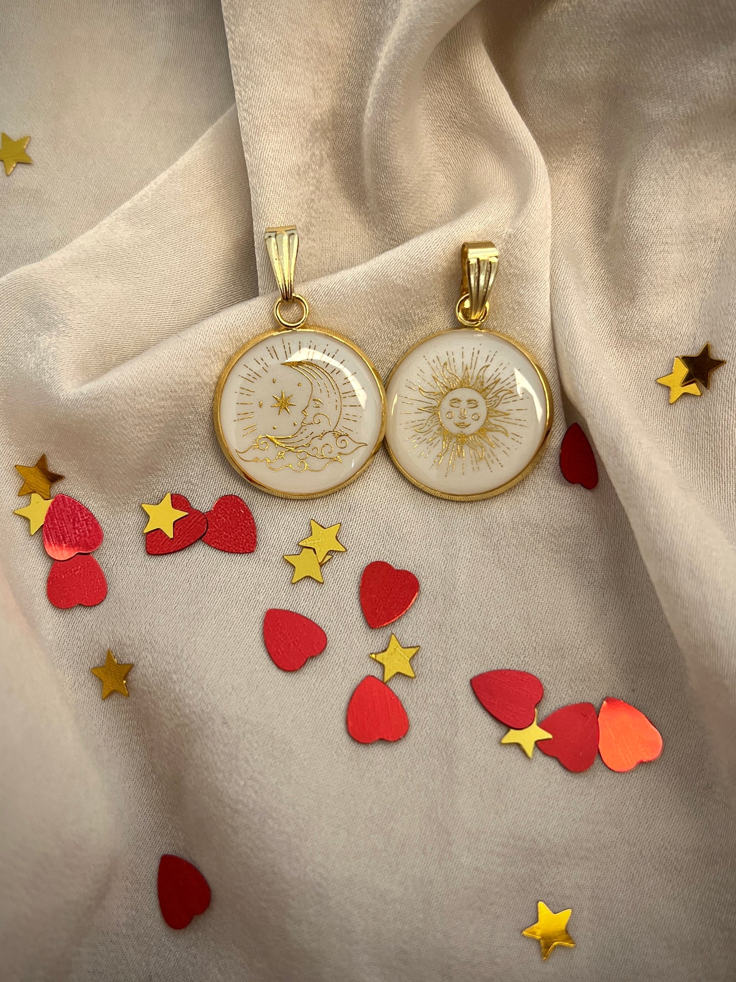 Zwei 20mm Anhänger aus vergoldetem Edelstahl, weißer Hintergrund und goldenem Mond und Sonne Symbol die im Licht schimmern, als Set, einzeln oder Geschenk