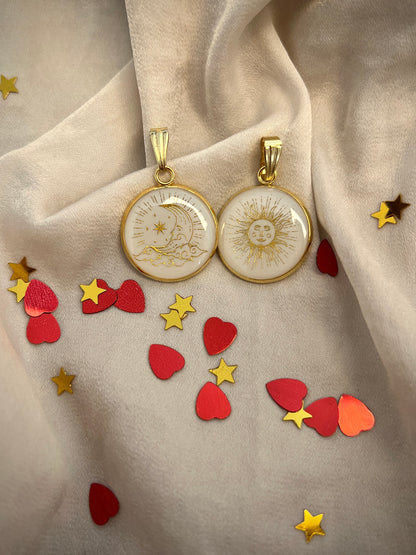Zwei 20mm Anhänger aus vergoldetem Edelstahl, weißer Hintergrund und goldenem Mond und Sonne Symbol die im Licht schimmern, als Set, einzeln oder Geschenk