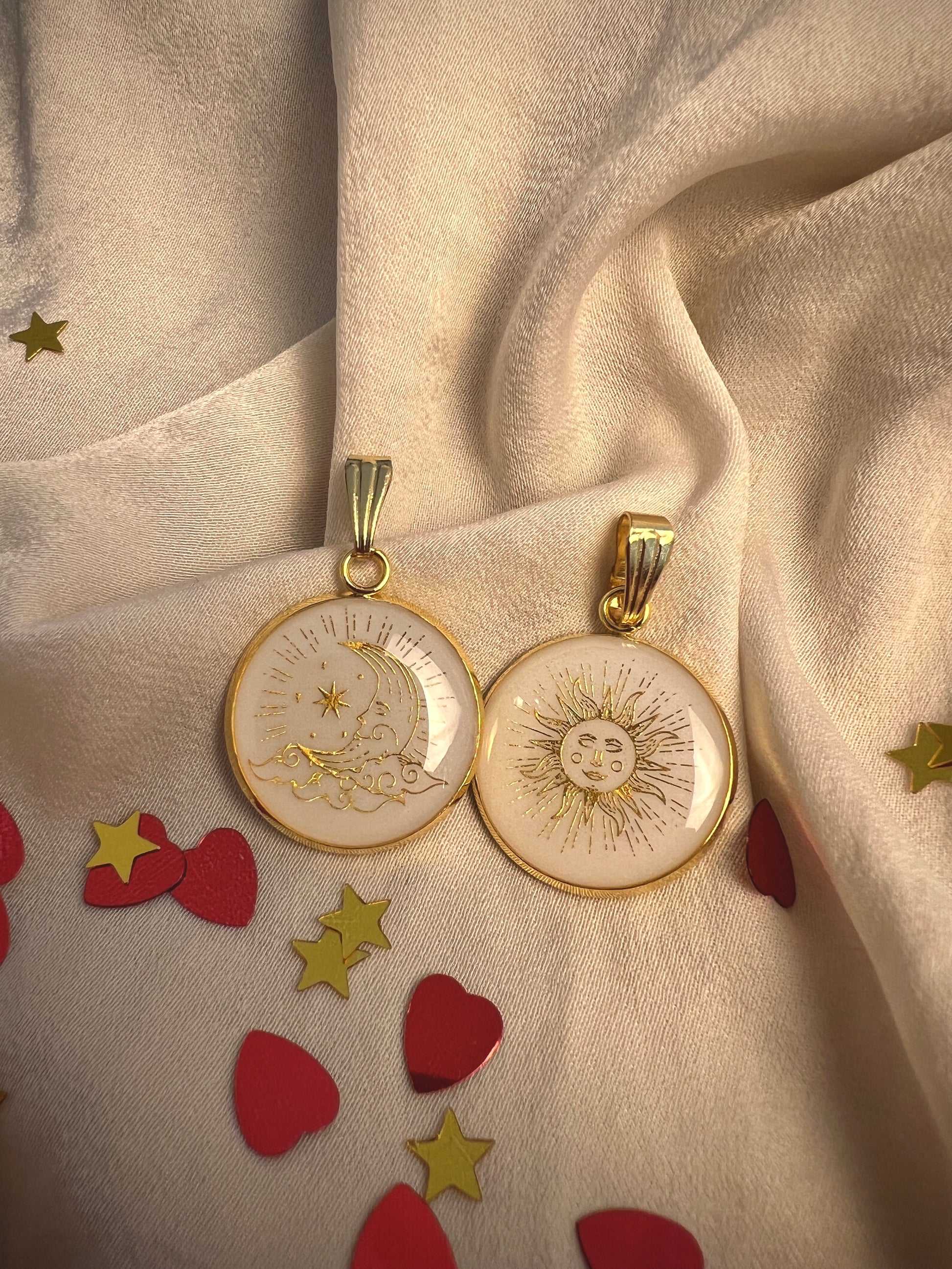 Zwei 20mm Anhänger aus vergoldetem Edelstahl, weißem Hintergrund und goldenem Mond und Sonne Symbol die im Licht schimmern, als Set, einzeln oder Geschenk