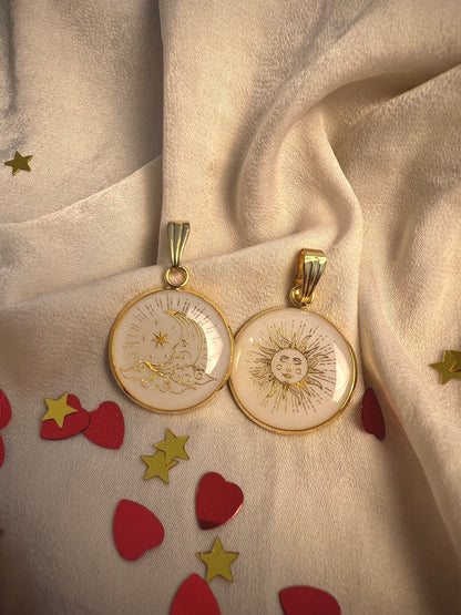 Zwei 20mm Anhänger aus vergoldetem Edelstahl, weißem Hintergrund und goldenem Mond und Sonne Symbol die im Licht schimmern, als Set, einzeln oder Geschenk