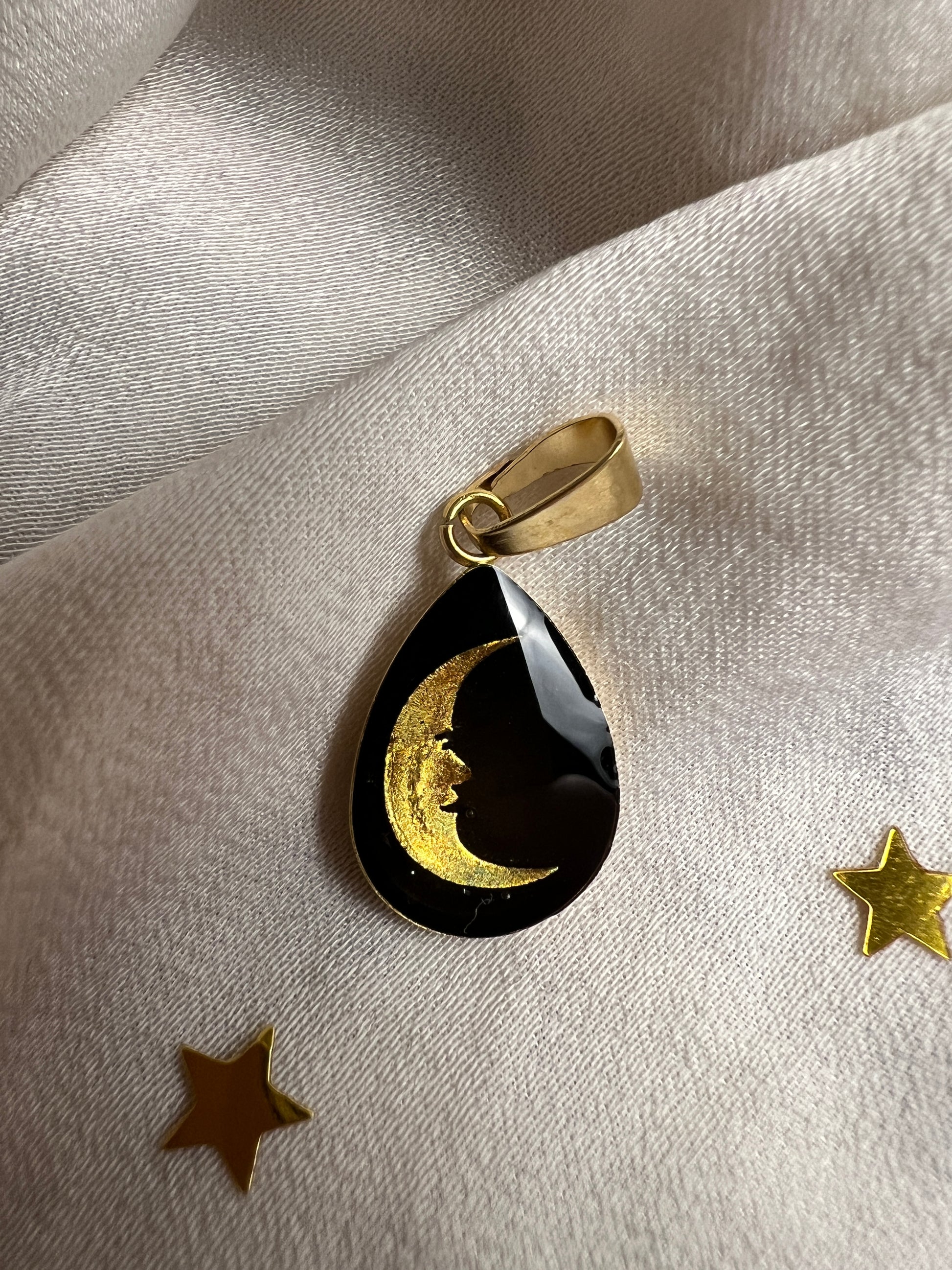 Mond Anhänger in Tropfenform, vergoldeter Edelstahl und goldener Mond als Symbol 