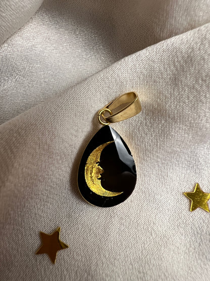 Mond Anhänger in Tropfenform, vergoldeter Edelstahl und goldener Mond als Symbol 