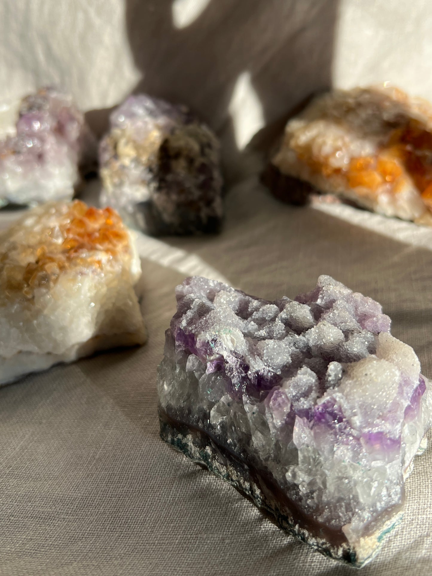 Echte Amethyst Drusenstücke mit einzigartigen Ablagerungen und einschlüssen in verschiedenen Größen 