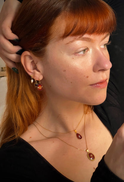 Frau trägt Pearla-Ohrstecker mit echten Suesswasserperlen in Kombination mit anderen yourfairysister Stücken wie Pearl Anheanger, Faint Anhaenger, gloom ohrringen und Faelight Drops Ohrringen 