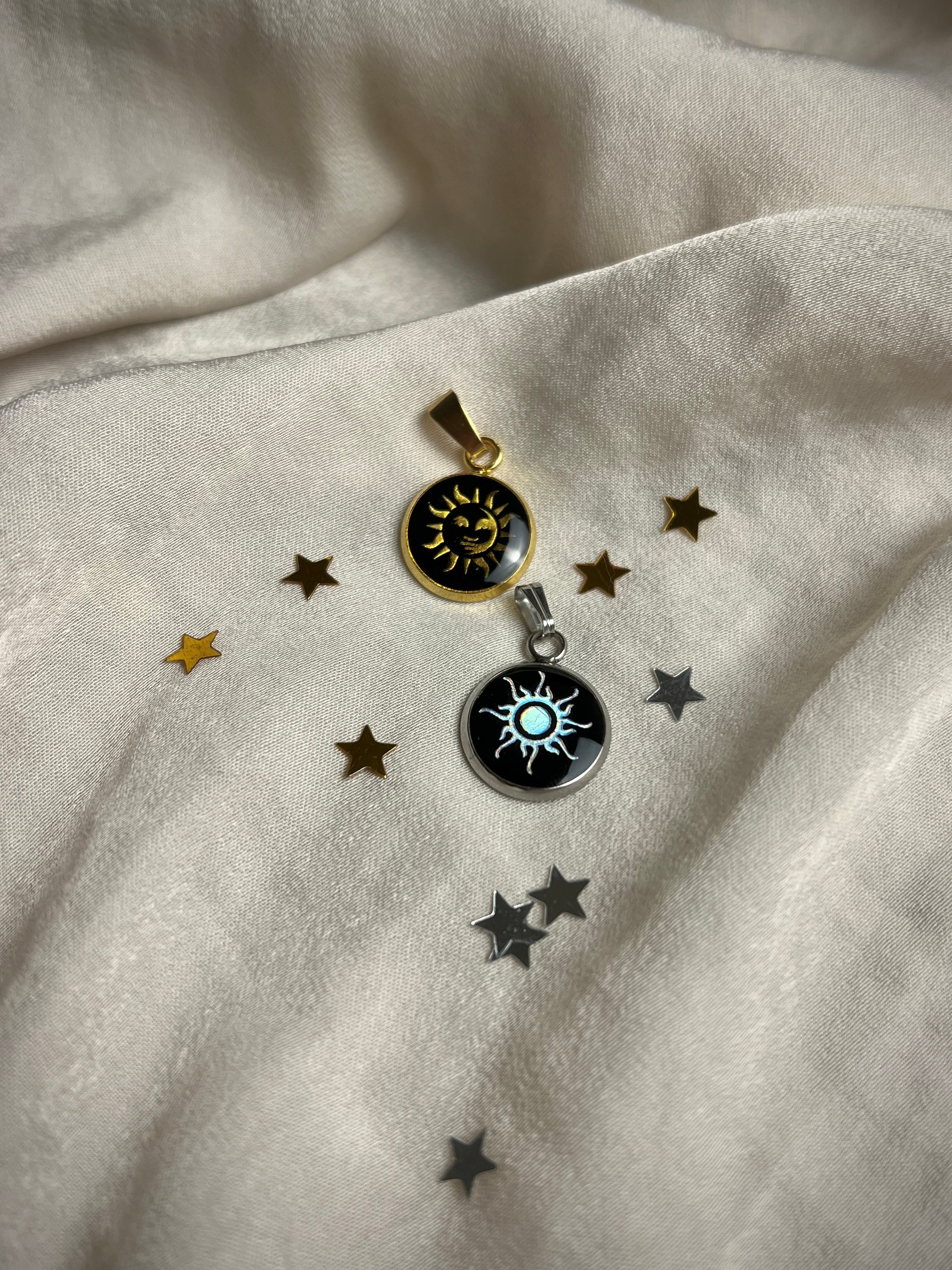 Zwei 14mm runde Edelstahl und vergoldeter Anhaenger mit schwarzem Hintergrund und einem Sonne Symbol, geeignet als Geschenk Set