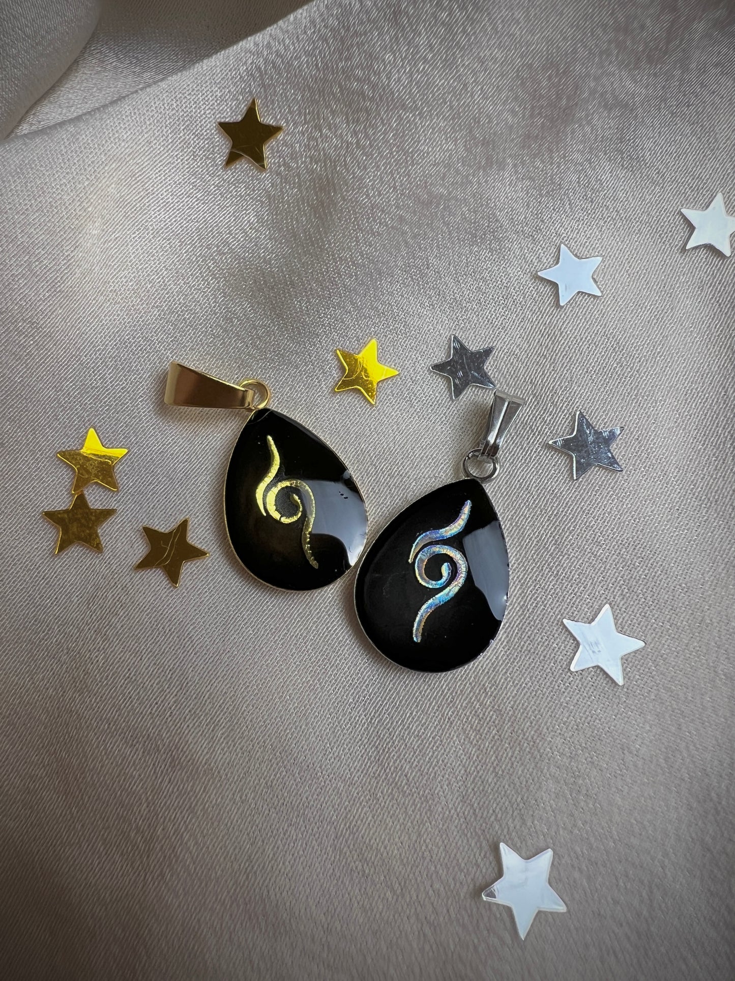 Edelstahl und vergoldeter Anhänger mit einem schwarzen Hintergrund, in Tropfenform und einer goldenen Zwillingsflamme als Symbol, geeignet als Set Geschenk 
