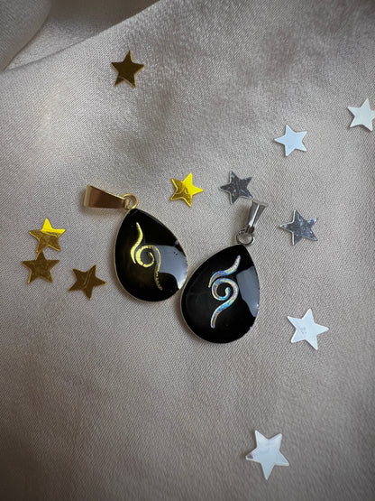 Edelstahl und vergoldeter Anhänger mit einem schwarzen Hintergrund, in Tropfenform und einer goldenen Zwillingsflamme als Symbol, geeignet als Set Geschenk 