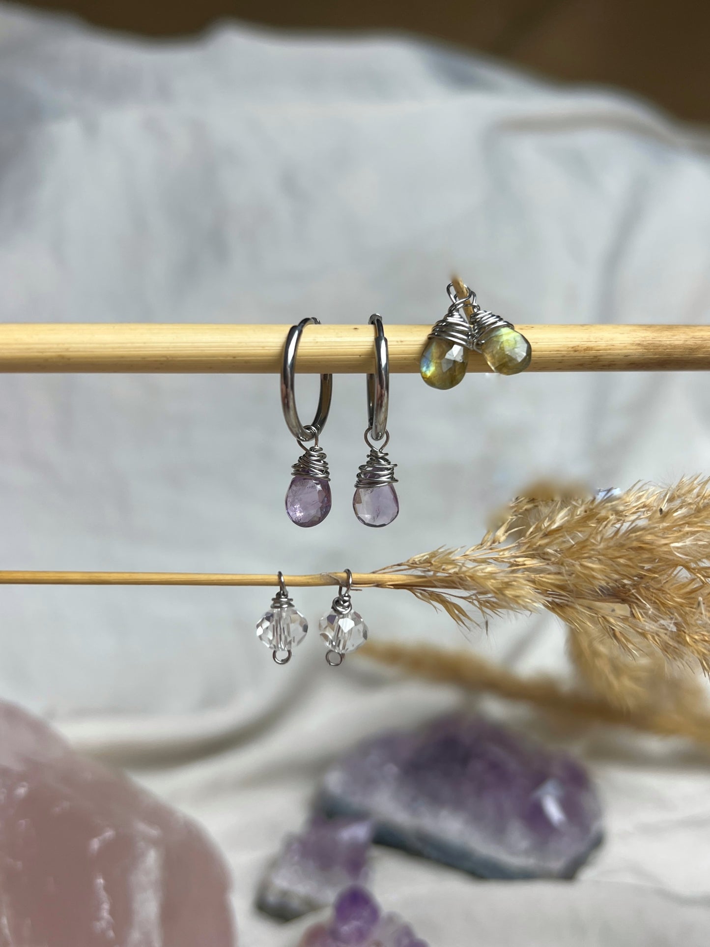 Ein Creolen Ohrringe Set in Edelstahl und echten Drahtumwickelten Edelsteinperlen aus Bergkristall,Amethyst und Labradorit als austauschbare Creolen Anhänger