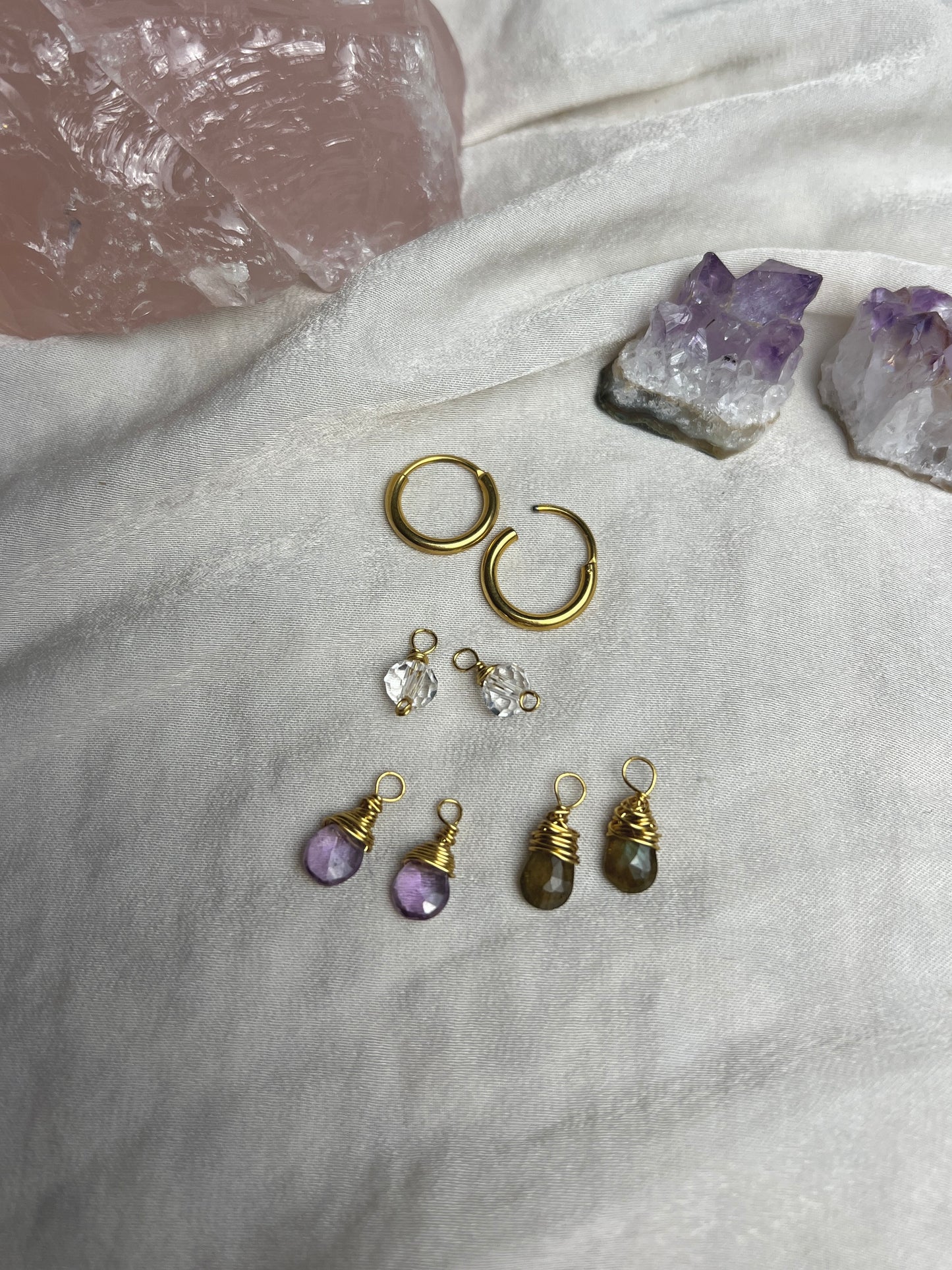 Ein Creolen Ohrringe Set in vergoldetem Edelstahl und echten Drahtumwickelten Edelsteinperlen aus Bergkristall,Amethyst und Labradorit als austauschbare Creolen Anhänger