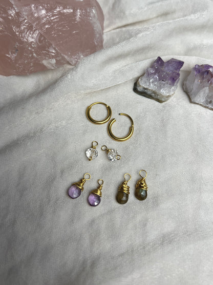 Ein Creolen Ohrringe Set in vergoldetem Edelstahl und echten Drahtumwickelten Edelsteinperlen aus Bergkristall,Amethyst und Labradorit als austauschbare Creolen Anhänger