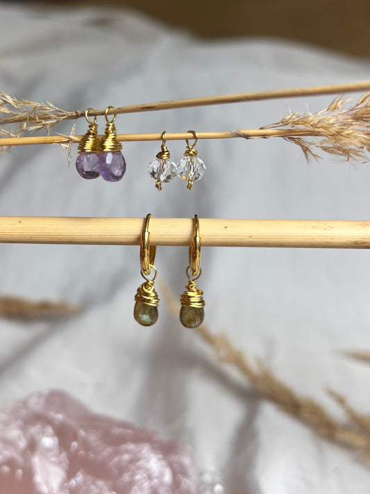 Ein Creolen Ohrringe Set in vergoldetem Edelstahl und echten Drahtumwickelten Edelsteinperlen aus Bergkristall,Amethyst und Labradorit als austauschbare Creolen Anhänger