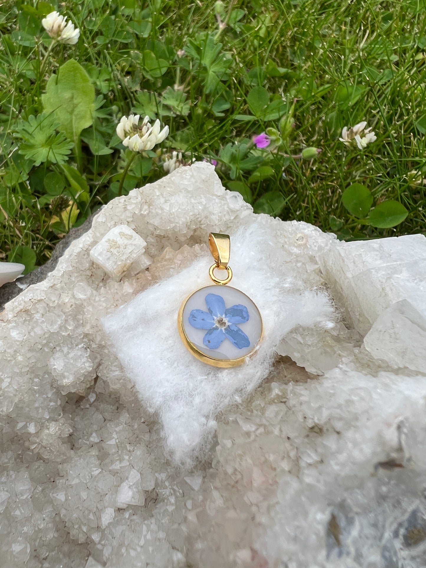 Ein vergoldeter Anhänger in 14mm, weißer Hintergrund und echtes blaues Vergiss mein Nicht aus Omas Garten, Erinnerungsstück 